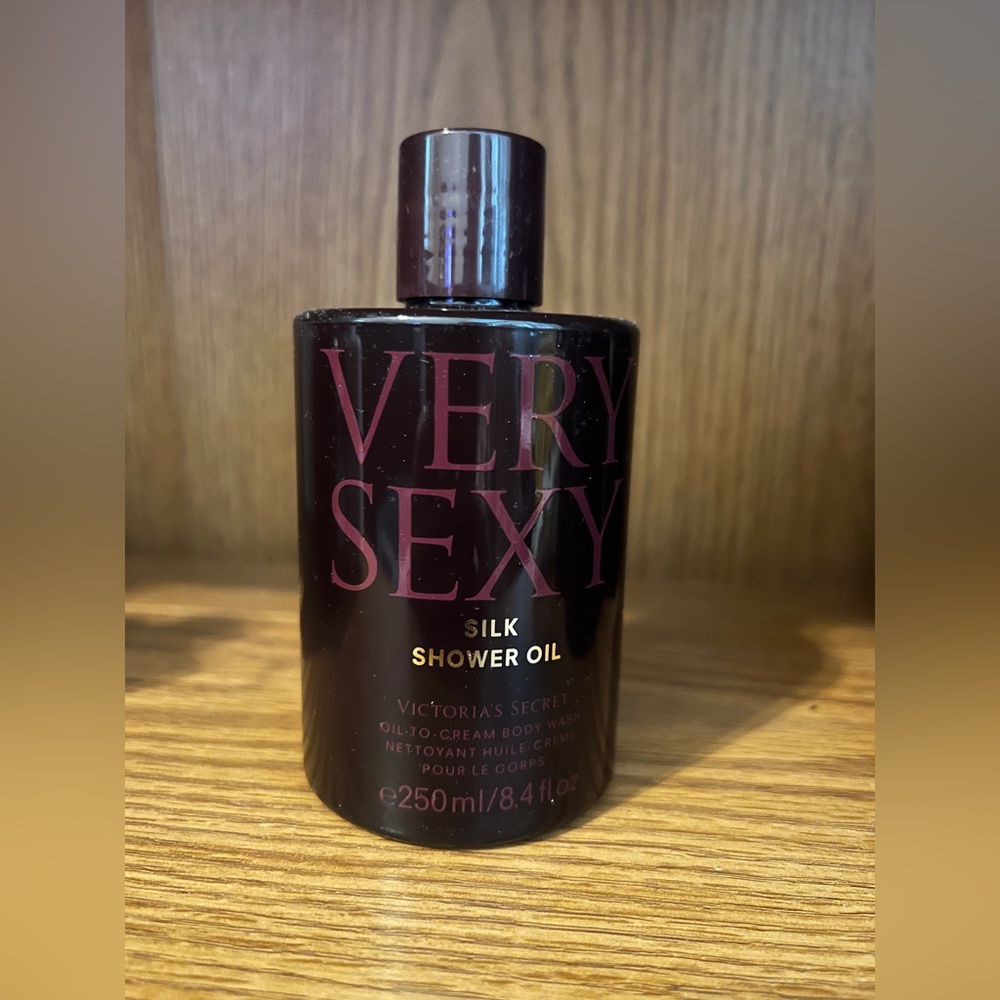 VICTORIA'S SECRET VERY SEXY SILK SHOWER OIL 250 ML/8.4 FL OZ